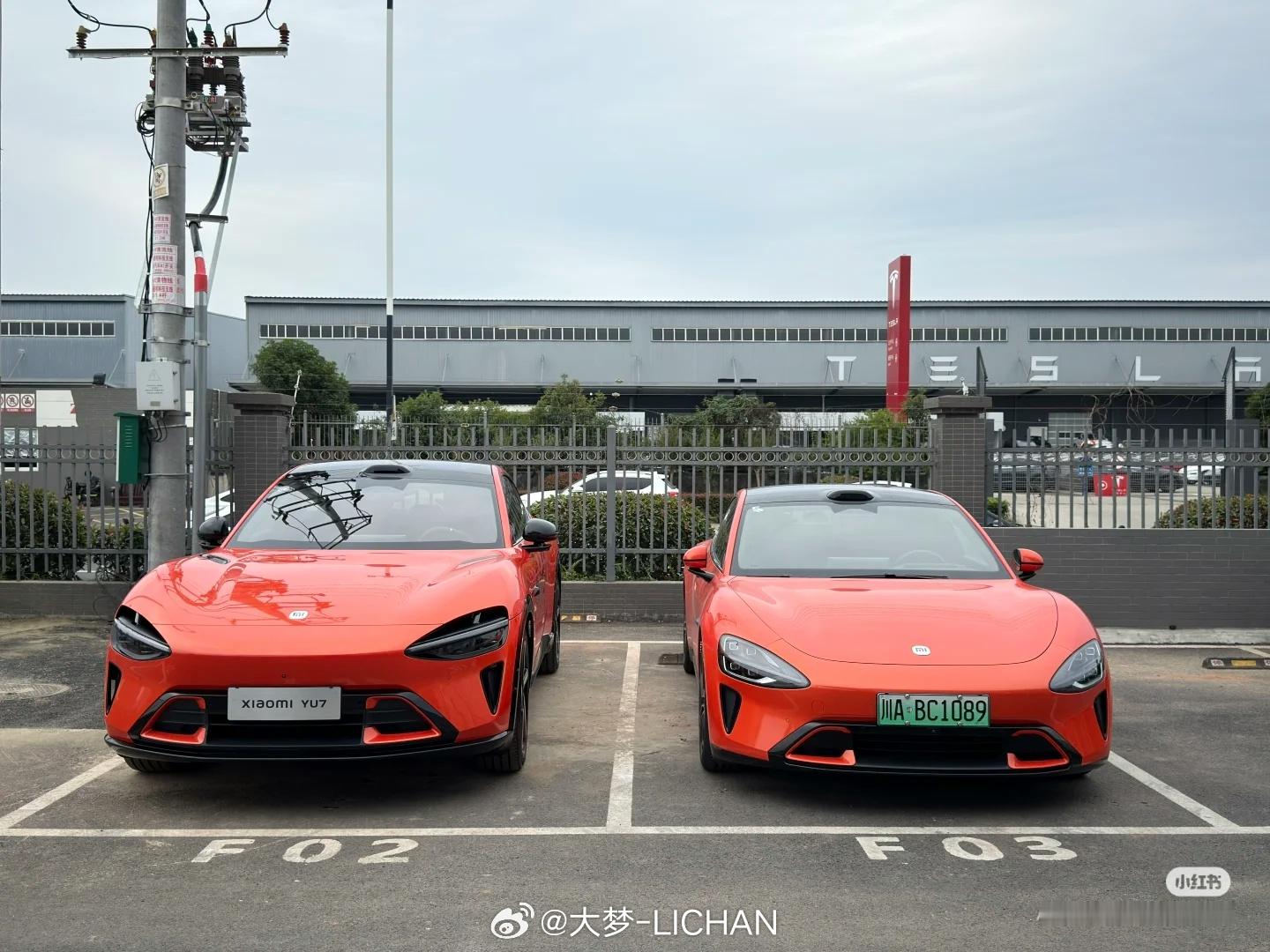 这三个图好，同色对比能够更清晰直观看到yu7和su7并不是简单的拉高，镂空的大灯