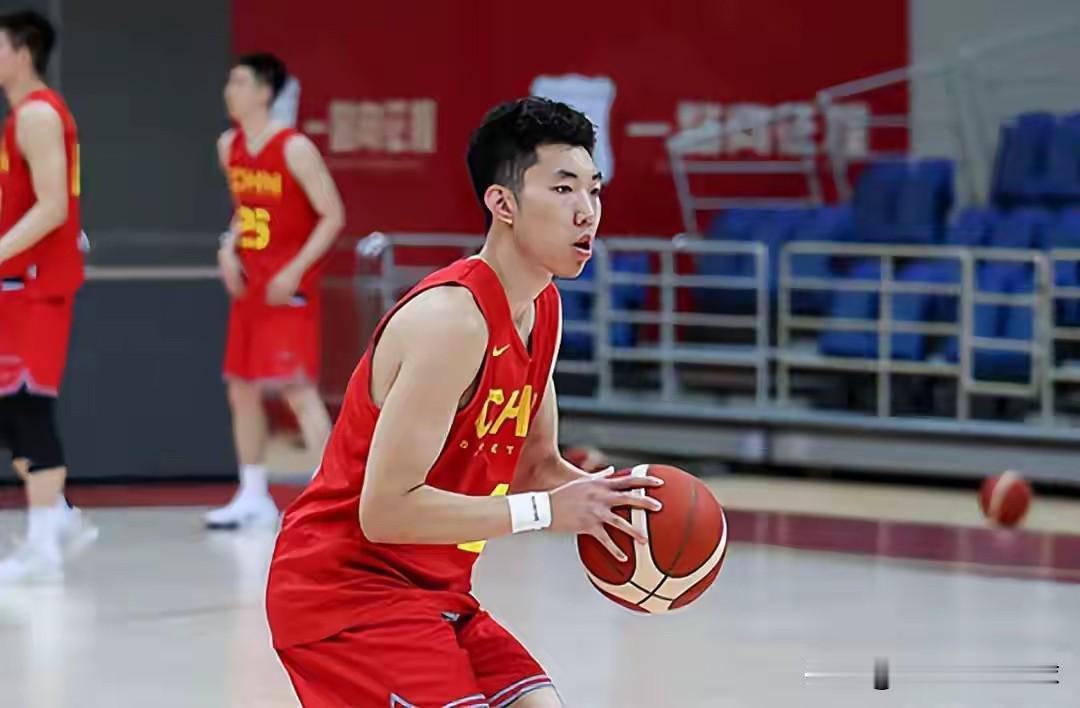 中国男篮五人离队，邹阳，李金雨，胡明轩，李悦州，姜维泽离队。特别是胡明轩离队，小