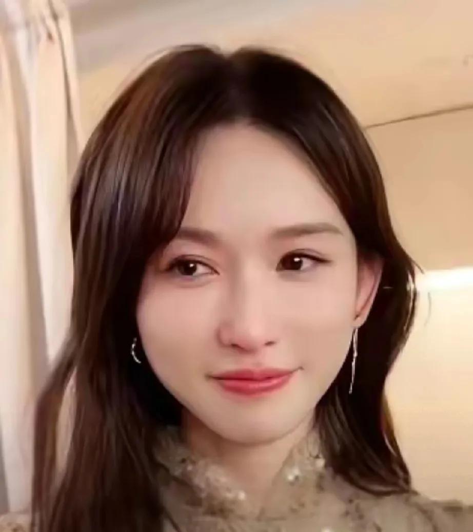 林志玲生日现场，当蛋糕缓缓推到面前，她眼眶瞬间泛红，泪水夺眶而出。平日里，聚光灯