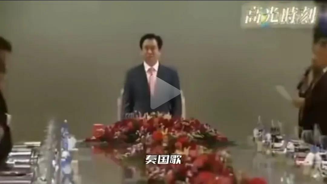 我们看一个人，不仅要听其言，更要观其行！说起红，没有人比当年的许员外更红了！但是