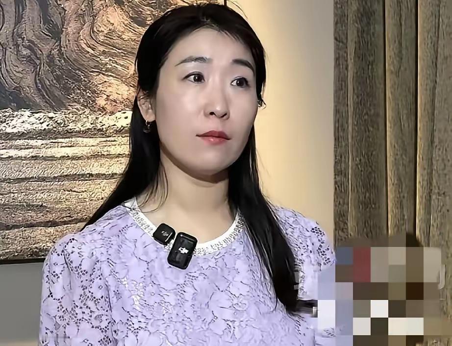 你们发现了吗，
朱女士面对采访每次穿的衣服都不重样，很衬她的气质。

但是仔细看