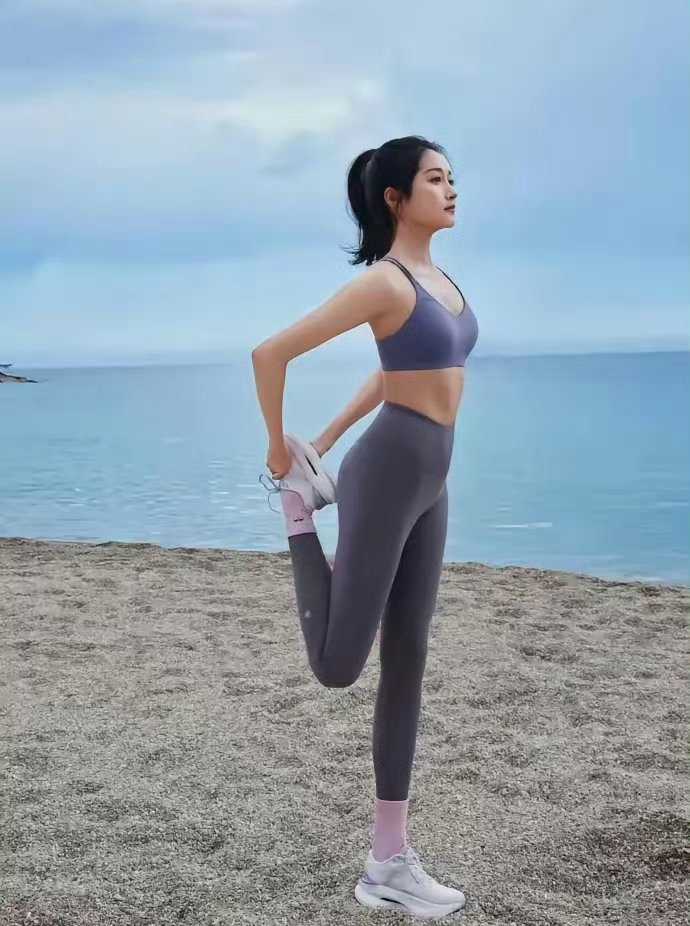关晓彤应该是内娱为数不多的纯天然美女，就是缺少了一点女人味 ​​​