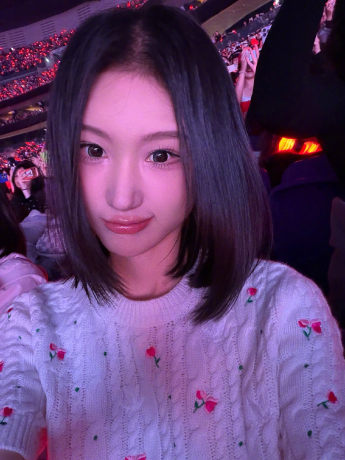 陈雪凝晒与老公合照陈雪凝老公三天两头的出轨新闻期间，陈雪凝还发和老公一起去香港看