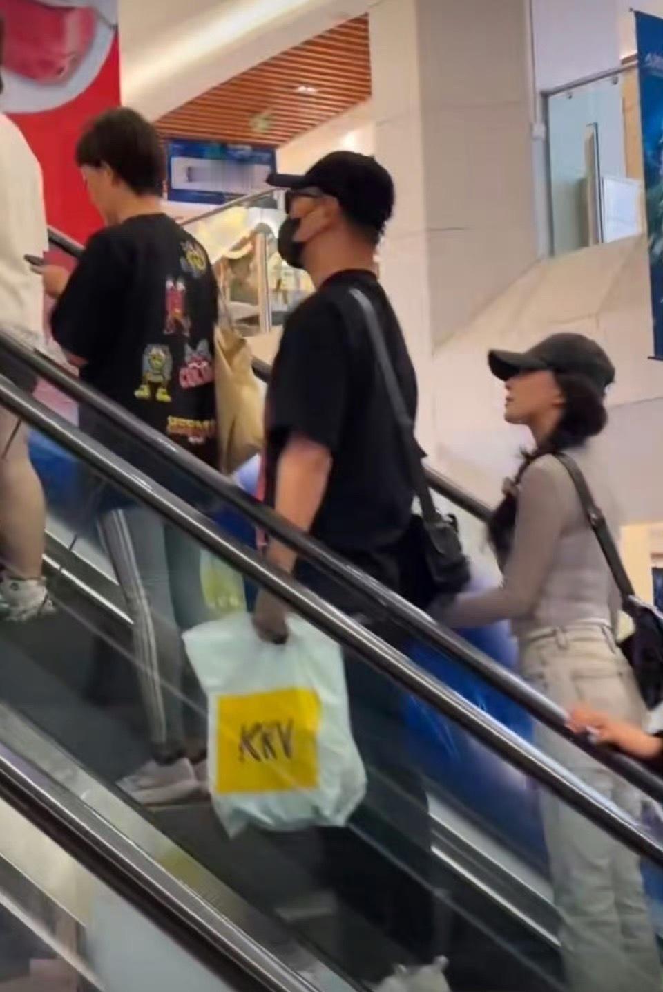 汪峰森林北牵手逛街他到底靠什么吸引这些女人哈哈哈哈哈 ​​​