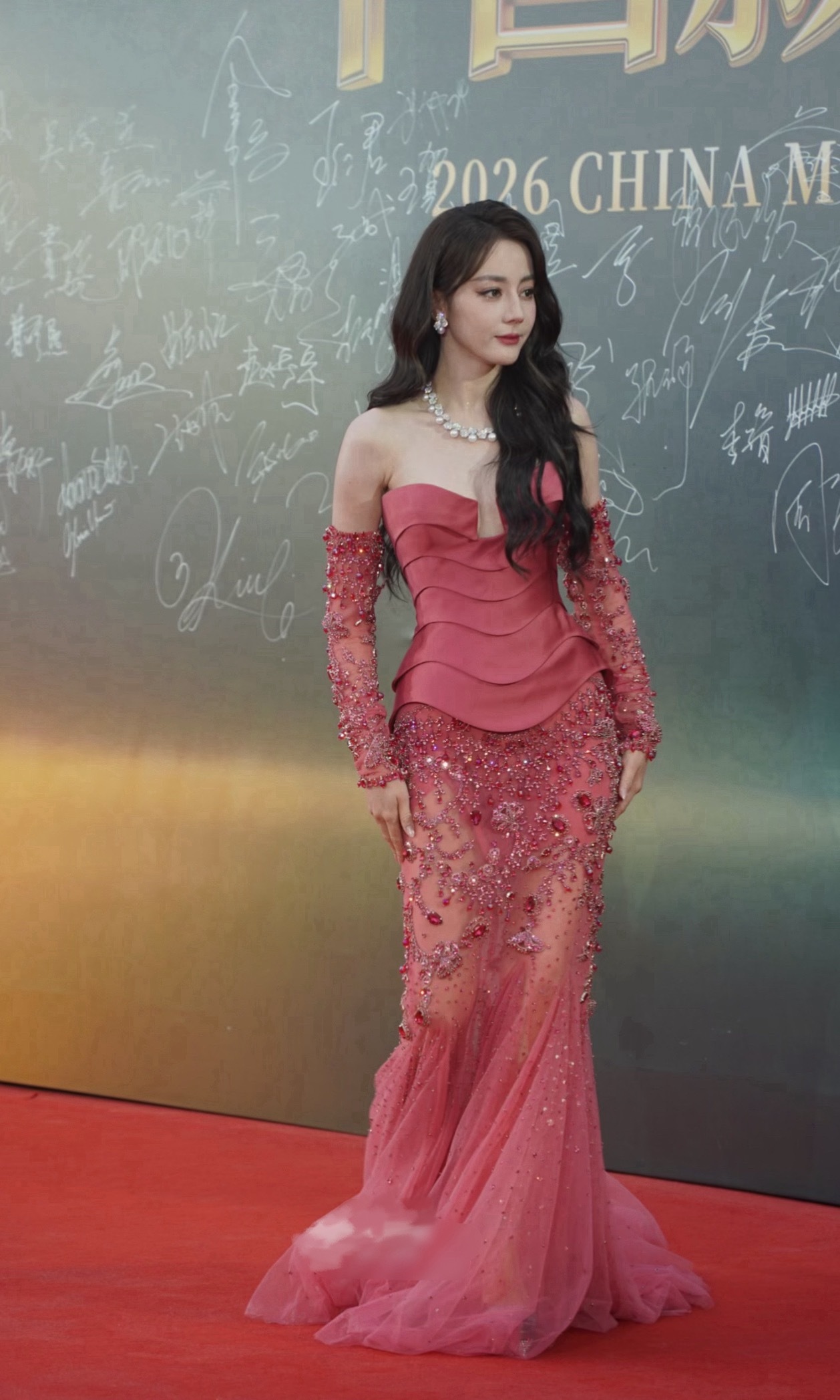 好久没看到热巴出来走红毯了，好锋利的美貌…身着Georges Hobeika 2