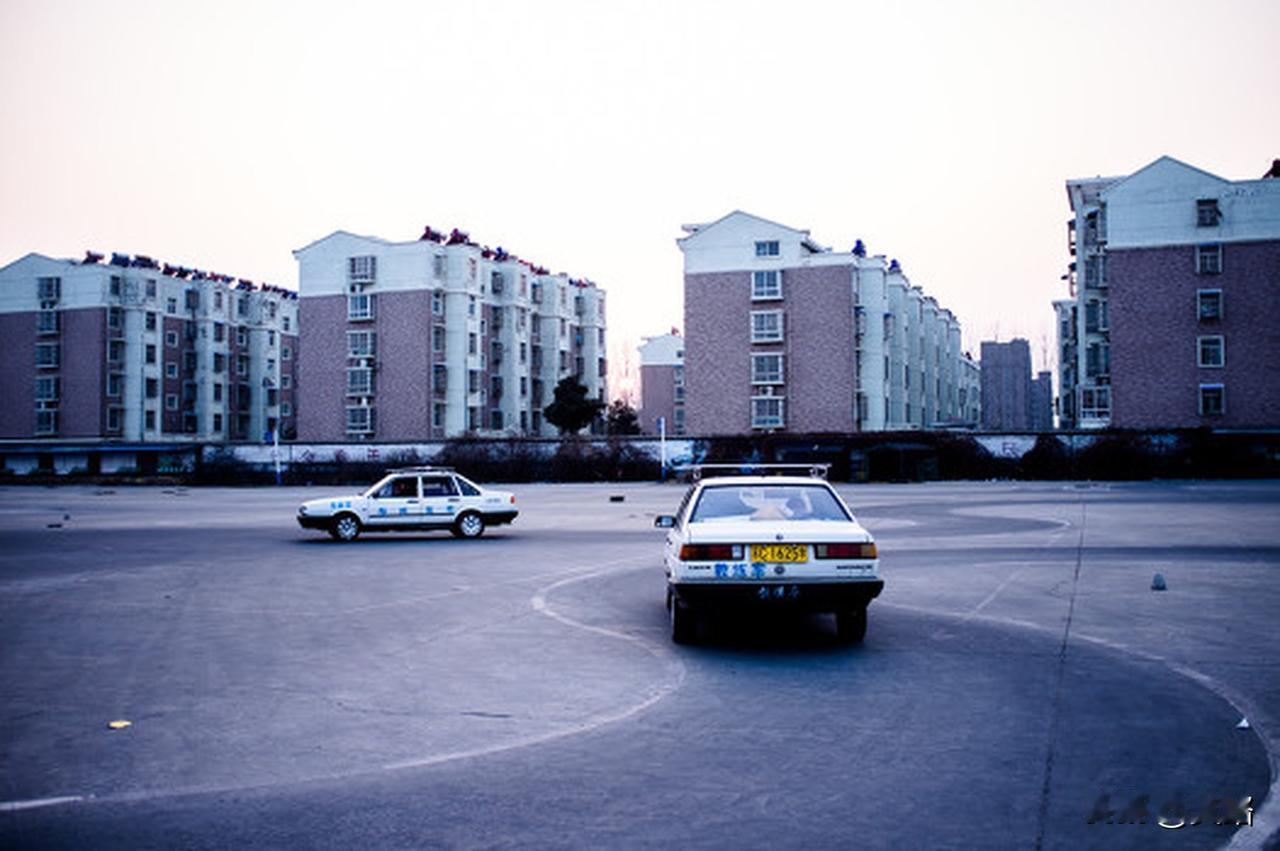 想硬核退驾校报名费，得有点技巧。首先报名时就得仔细研读合同，清楚退款期限、比例等