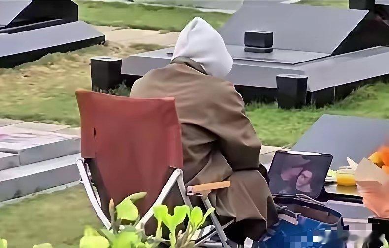 严重怀疑具俊晔需要一个心理医生，大S已经去世一年多了，还每天不停的到墓地陪着妻子