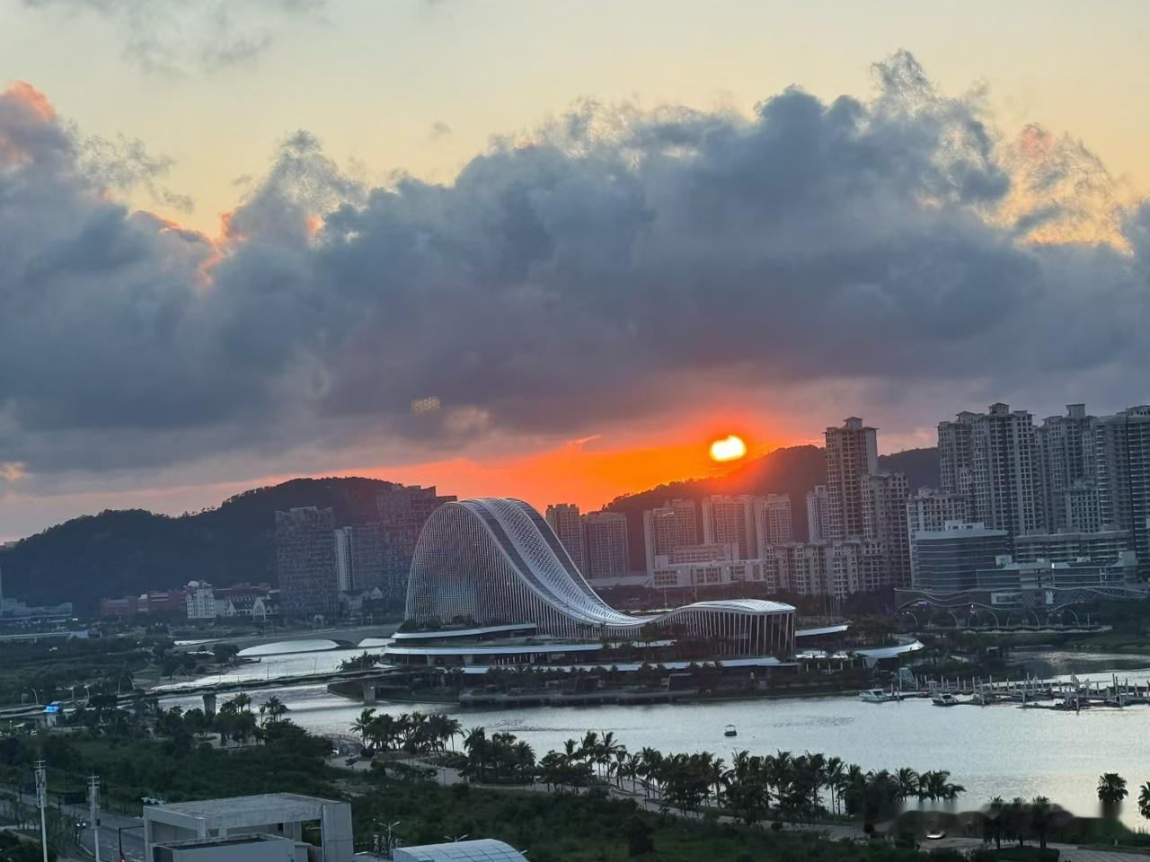 ❤️人生建议远离：你提醒他，他说你看不起他。你帮他分析，他说你在指责他。你给他方