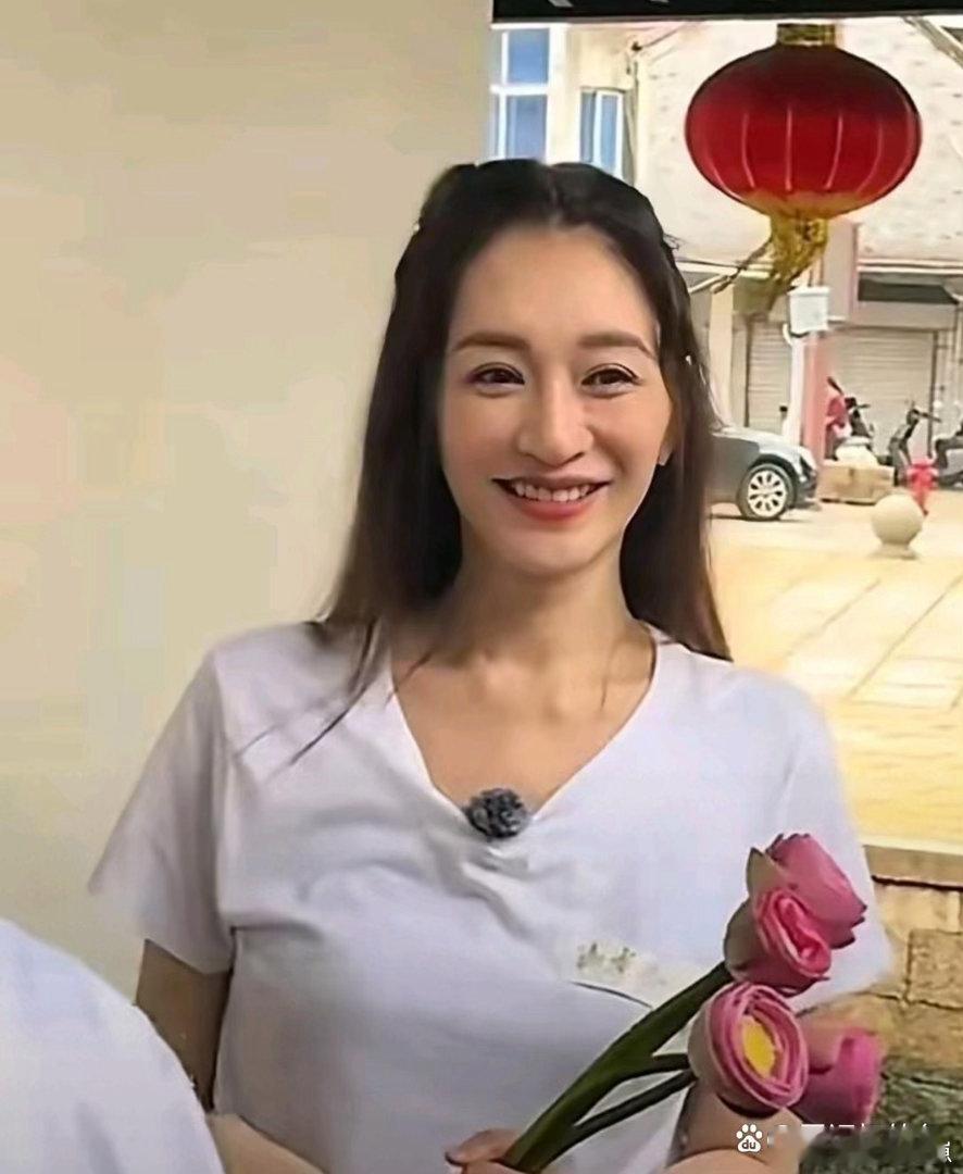 抛开滤镜，这才是李小冉最真实的原生模样。 