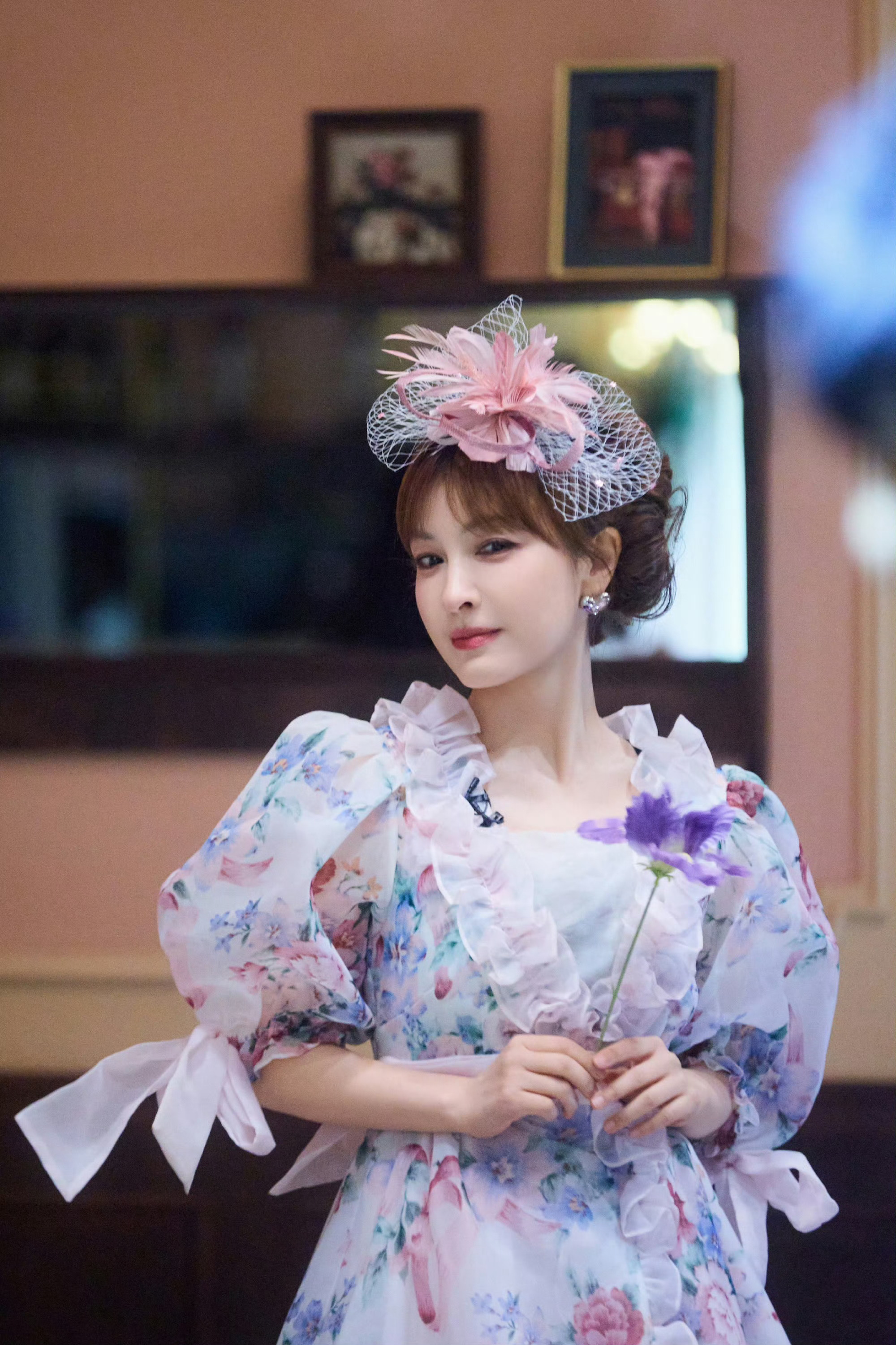 吴昕被夸穿搭越夸张造型越正确吴昕大侦探夸张造型 吴昕在大侦探有自己的色彩环每一个