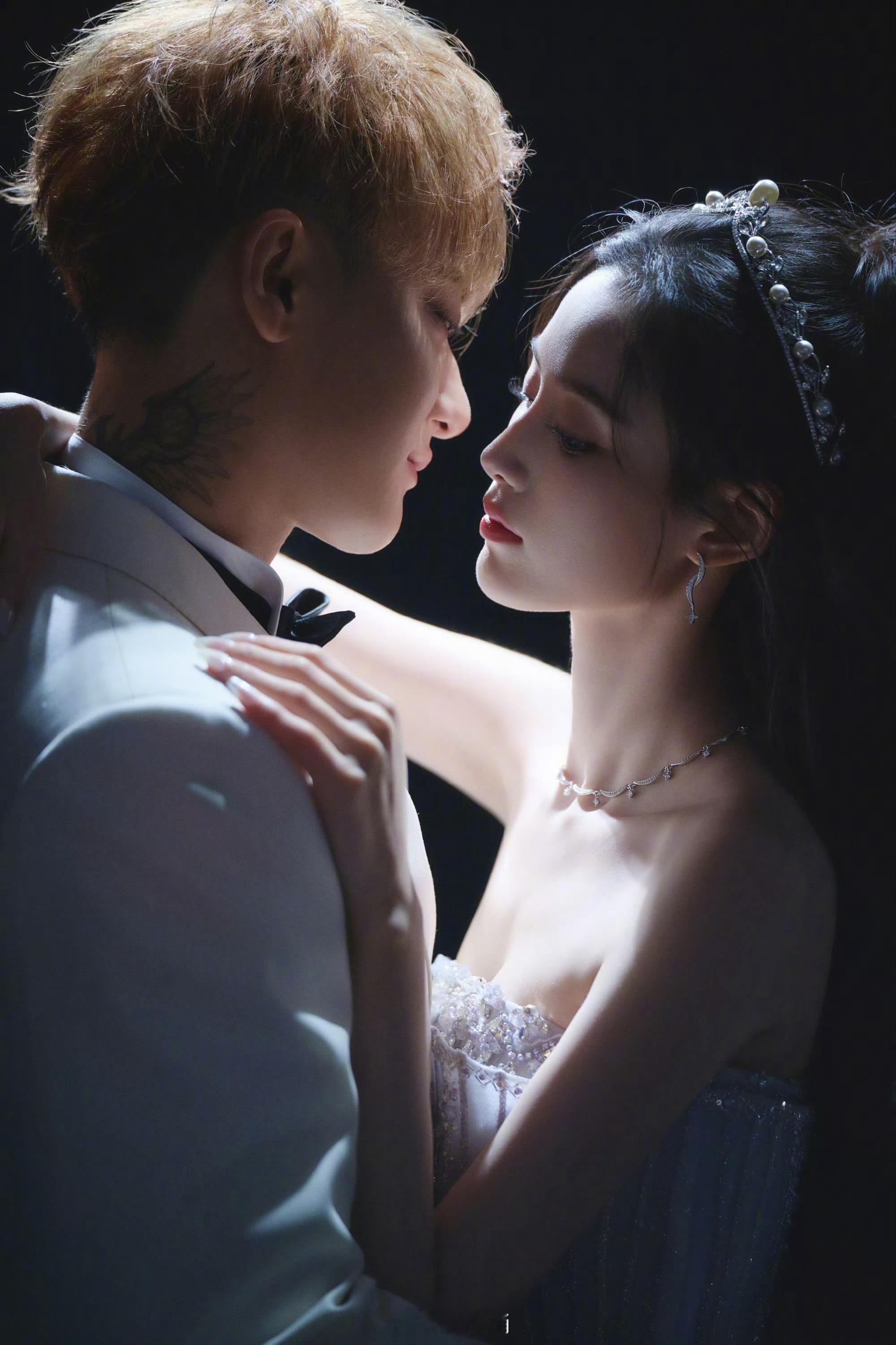 黄子韬、徐艺洋晒婚纱照 ​​​