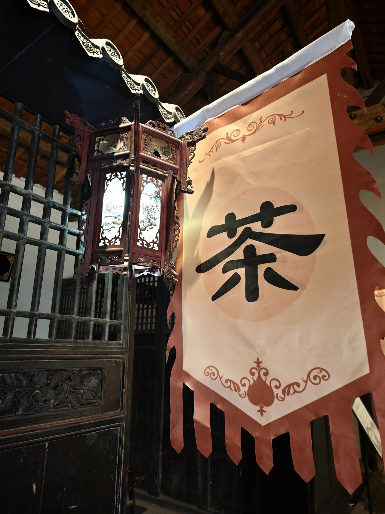 你会为了买一些奢侈品而去借钱吗?说实话，真没必要。
奢侈品本来是给生活添面子的，