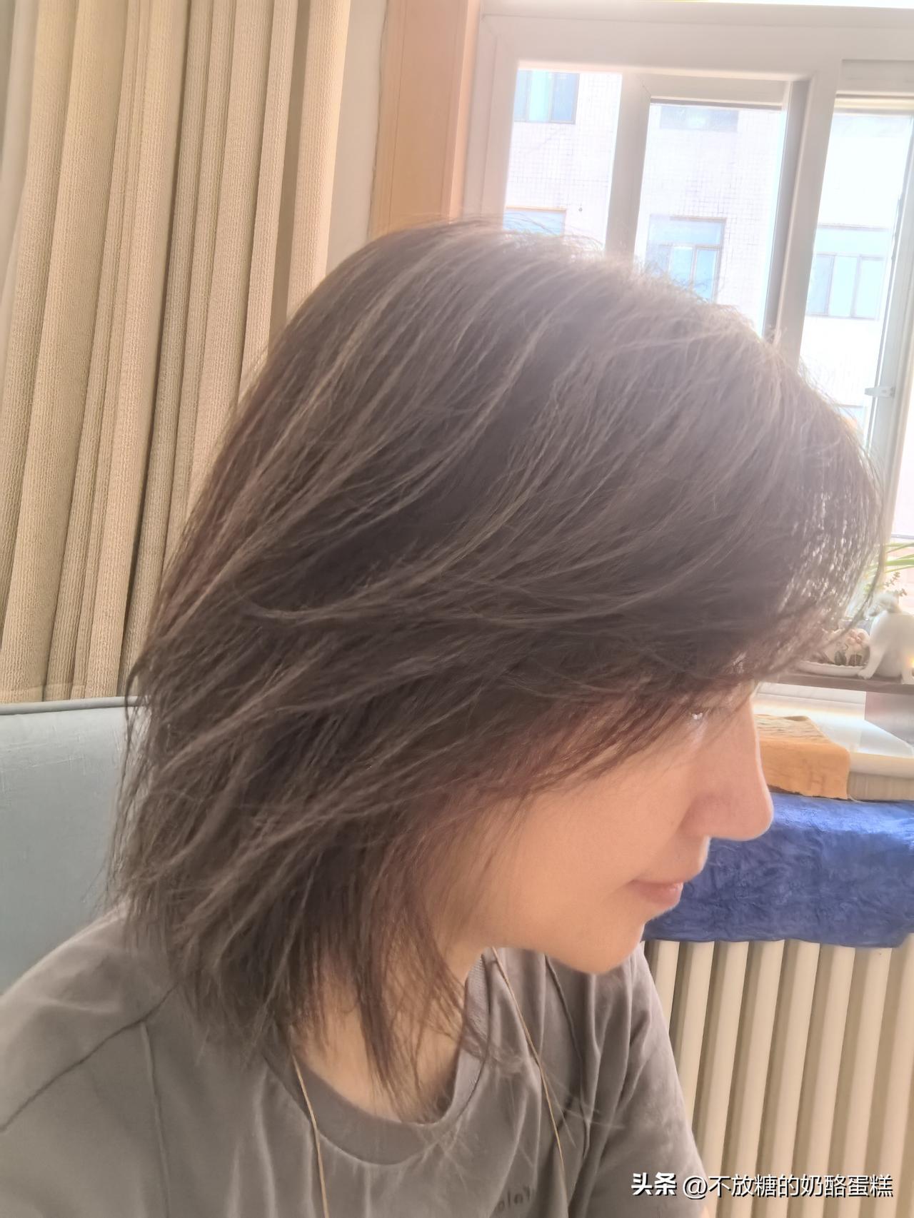 丝绒挑染真的爱了！
距离上次染发7个月后，鬓角的白发已经长出很多，其实如果不把头