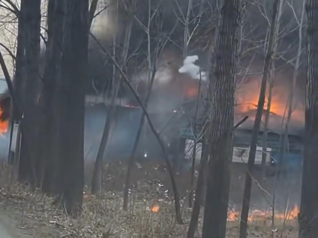不随意燃放烟花爆竹是正确的！
我们放的烟花爆竹落下来的时候，不一定会落到什么地方