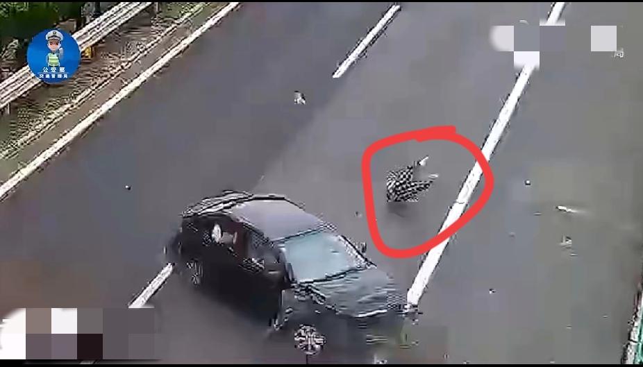 吓出一身冷汗！高速爆胎后女子从车窗飞出20米，只因少做了这一步！
 
高速上突发
