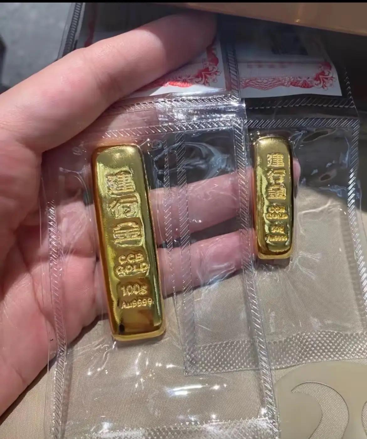 手里有黄金的全被套了
今天金价跌得太狠，上午还1070一克，半天就跌破1000，