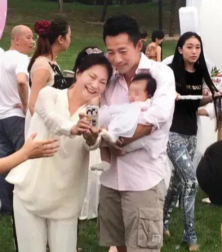 汪小菲真的是个好爸爸！如果一个男人爱儿女、爱爹妈的话，那他就算犯了“全天下男人都
