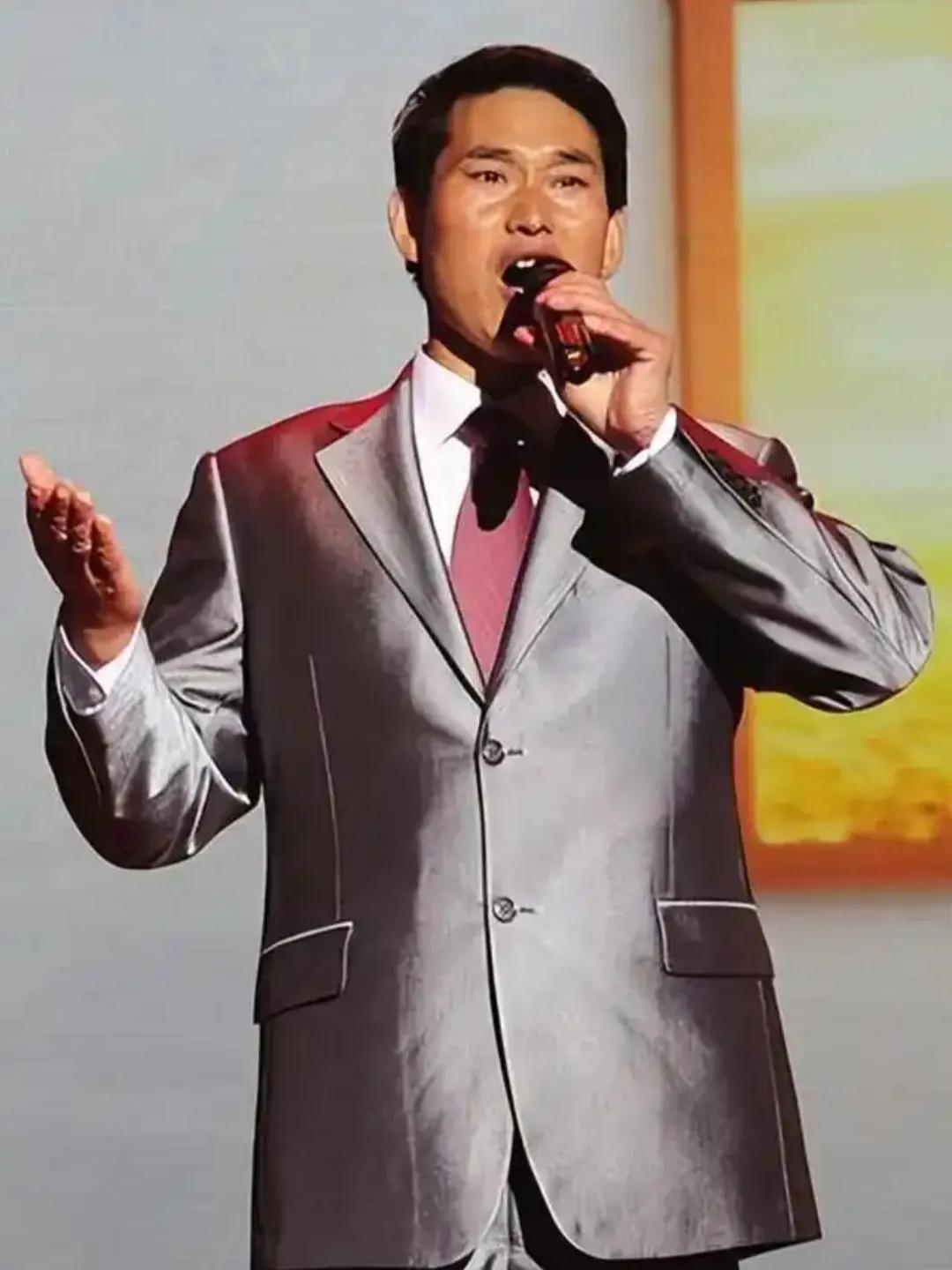 朱之文是为我们农民唱歌的吗？
朱之文，这位从田间地头走出的草根歌手，常被视作农民