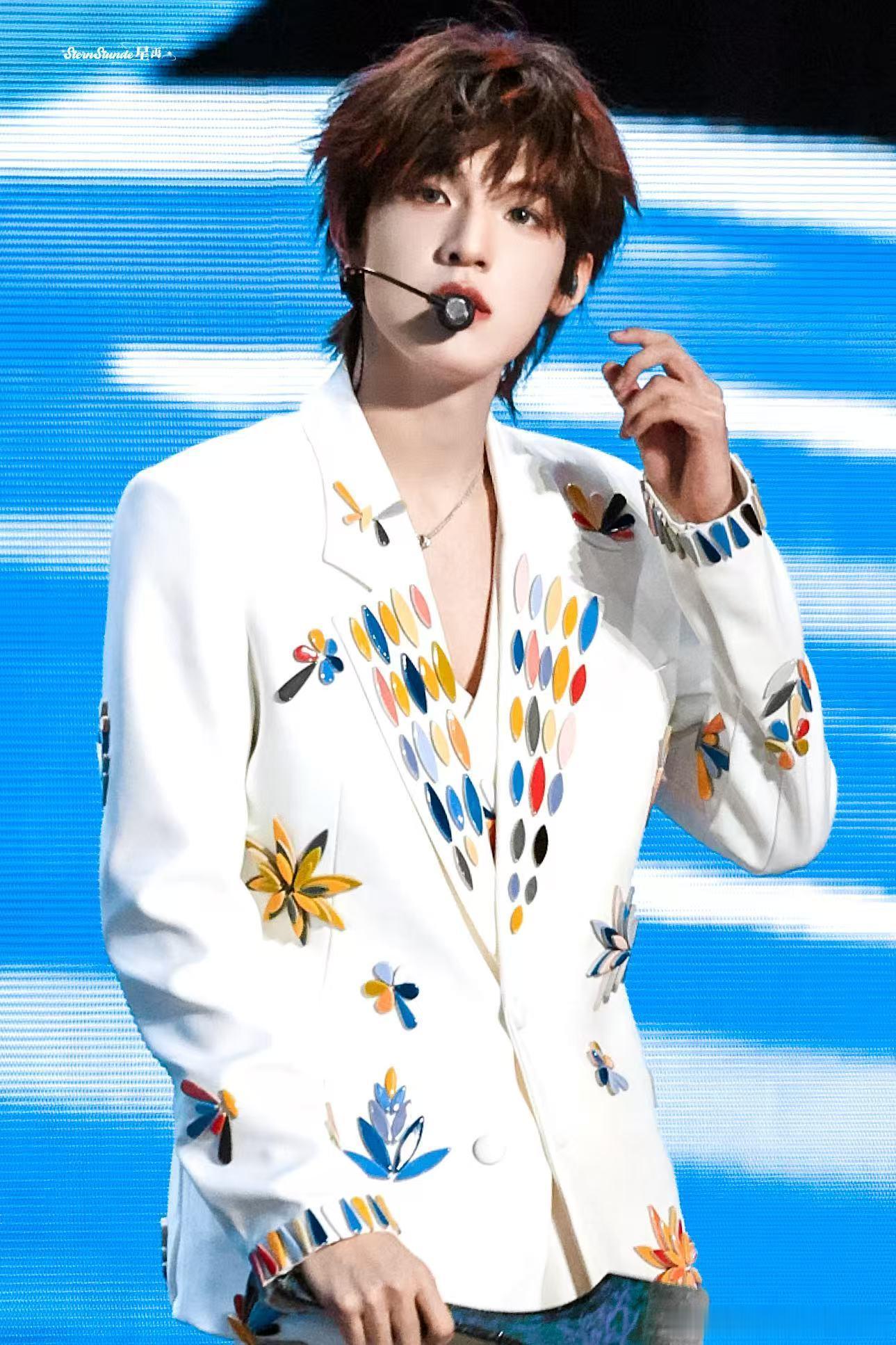 张泽禹大舌头版大舌头舞台张泽禹唱大舌头真的是可爱暴击持续输出，每一个转音都裹着奶