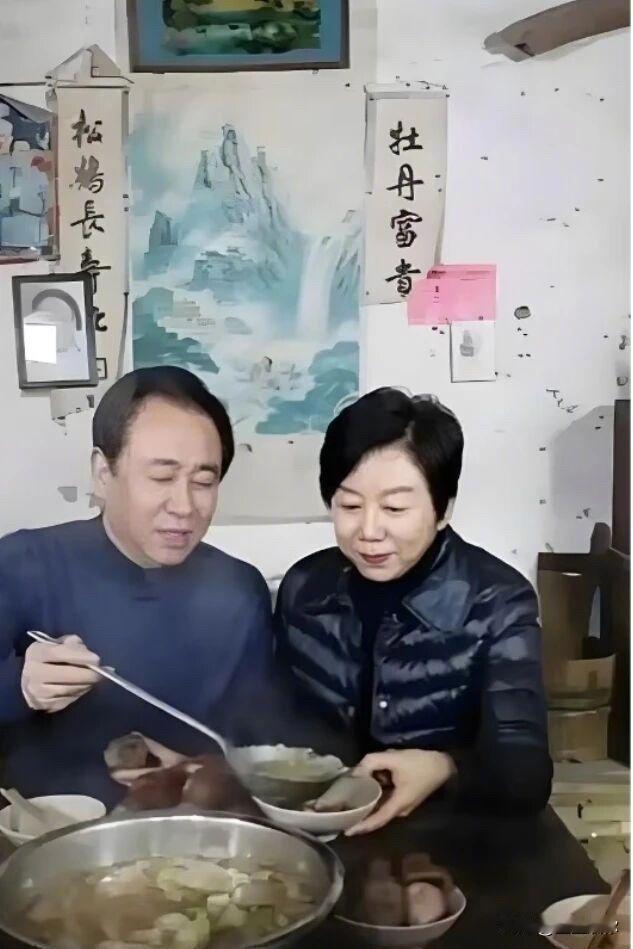 2018年许家印回河南老家，在老宅上演吃忆苦思甜饭的场面。身后墙上原对联本是牡丹