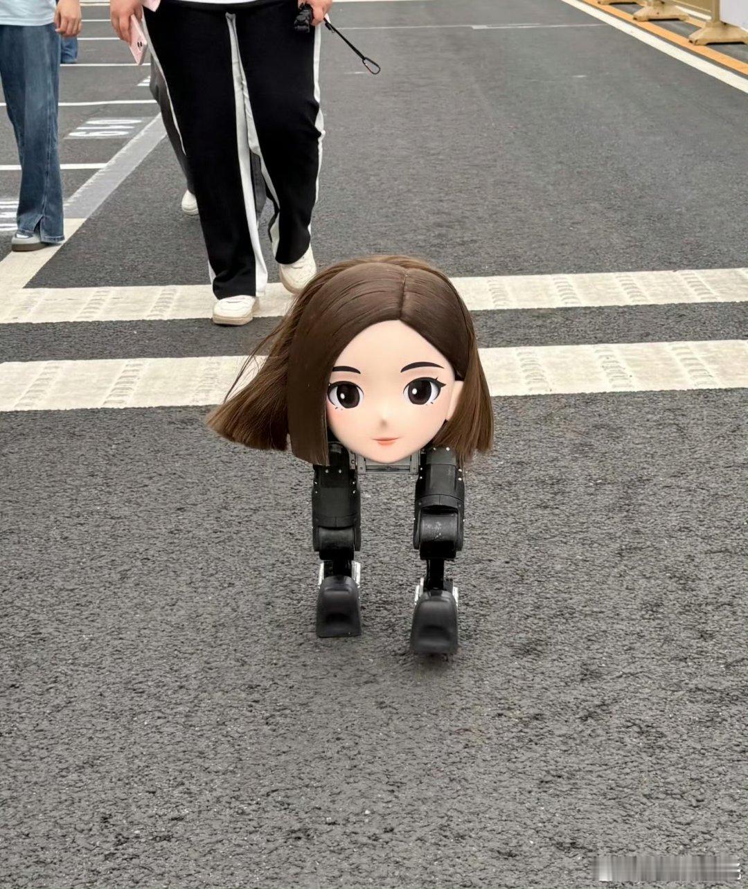 机器人马拉松 豆包变豆脚了只有一个头在那里跑看起来还是有点诡异。 