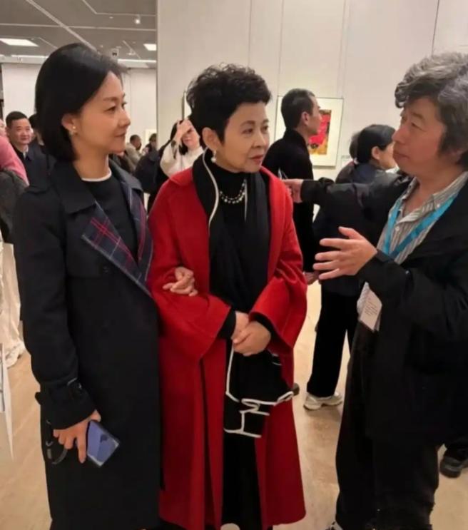 董文华怎么老成这样了？昨日的风采都去哪了？看来再精神的人都经不起岁月的摧残，庆奶