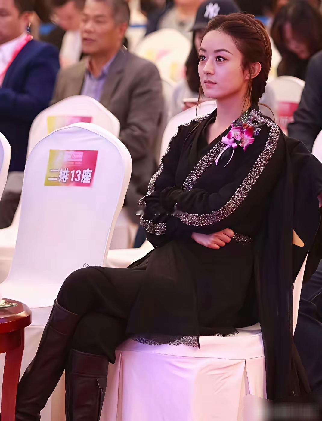 记得当年赵丽颖因为穿了这身衣服去领奖被群嘲！其她女星都穿着漂亮的高定礼服，就小赵