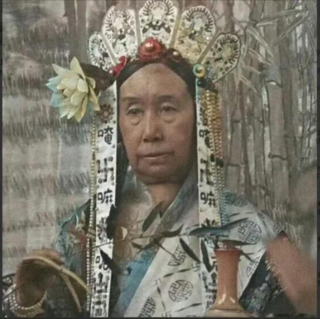 老照片  图1是慈禧六十大寿，命洋人拍摄的真实照图2是有才的网友p图  看得出来