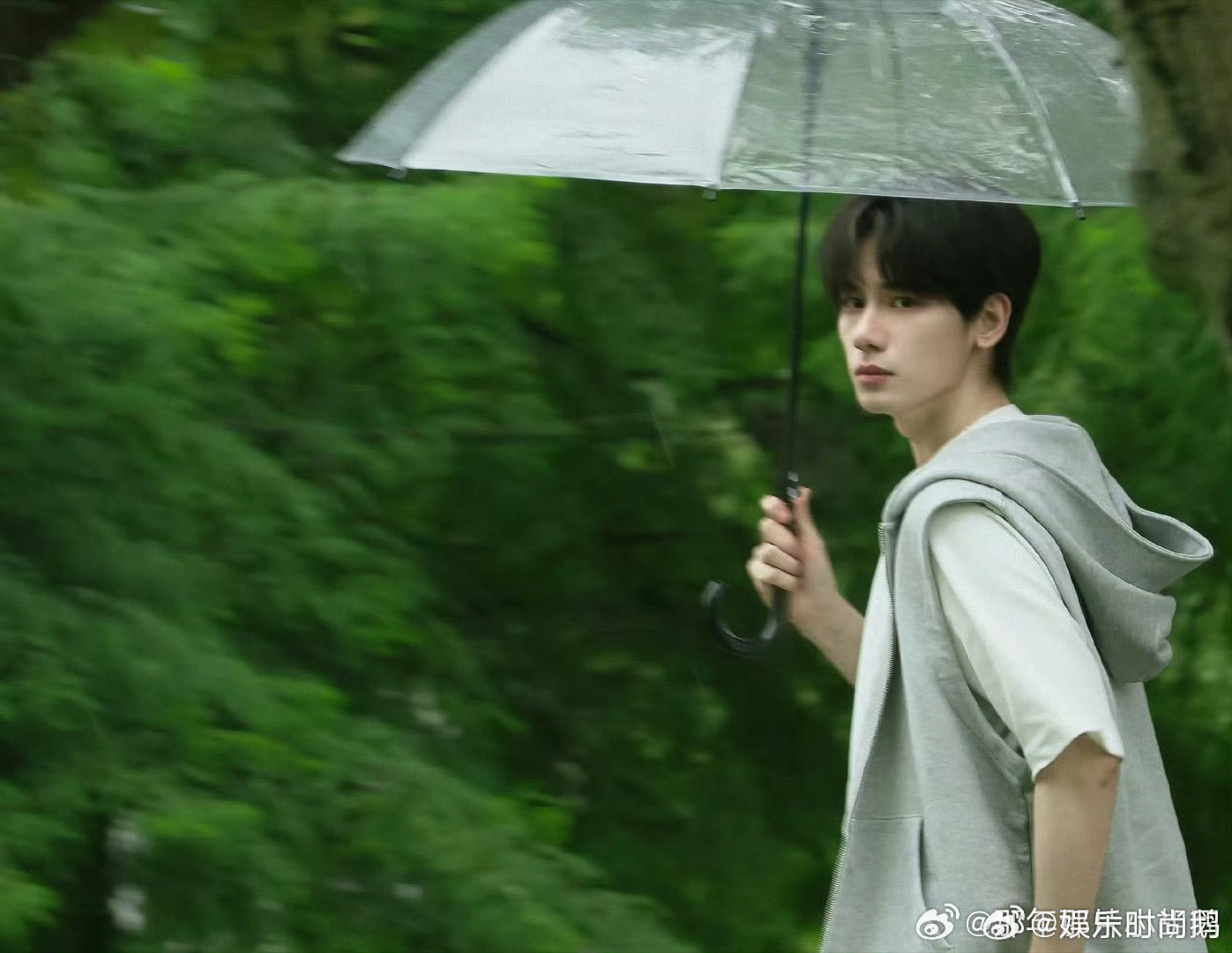胡先煦上早八也是开朗小狗 这股鲜活劲儿太难得！胡先煦把男大的朝气焊在身上，早八都