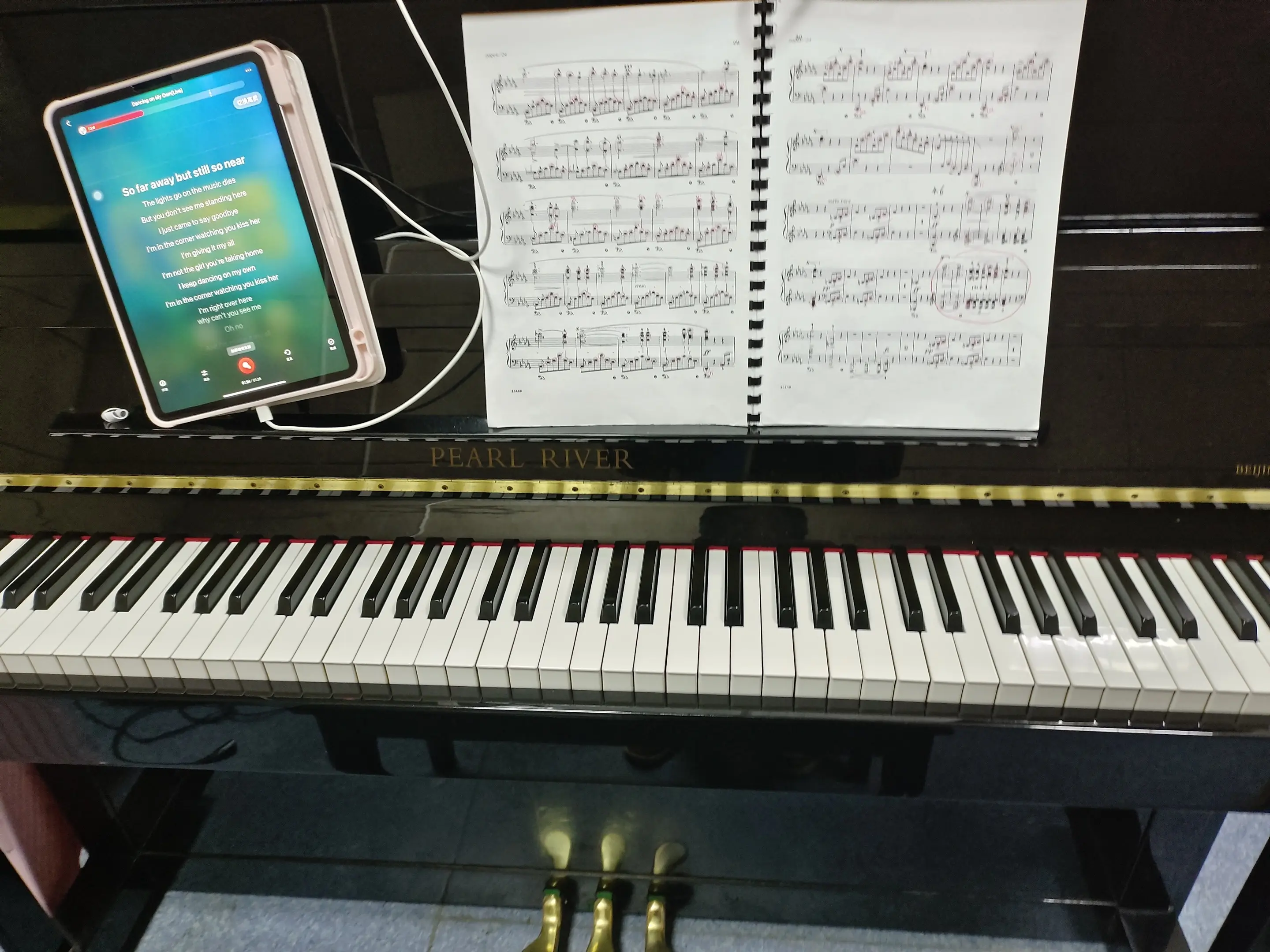 用宏大的世界来稀释痛苦 在狭隘的口舌中前行， 如果要围剿我， 就请他们...