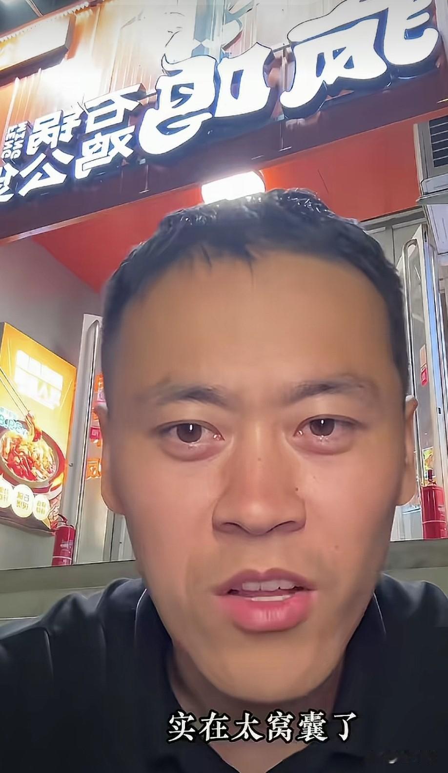 点了外卖自取的不要在人家店里吃，如果你点一份一个人在店里吃，不要影响店家做生意，