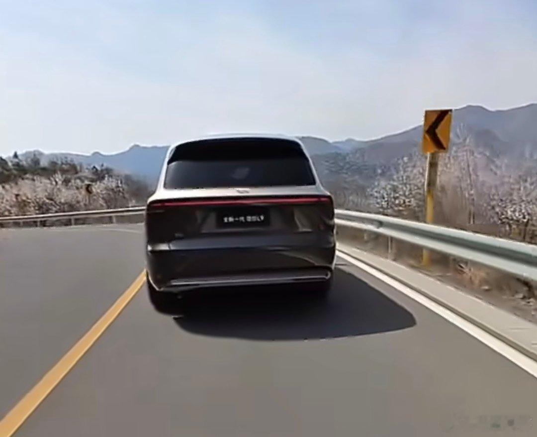 全新理想L9实车曝光 猝不及防！新款理想L9 Livis实车直接被拍📸作为旗舰