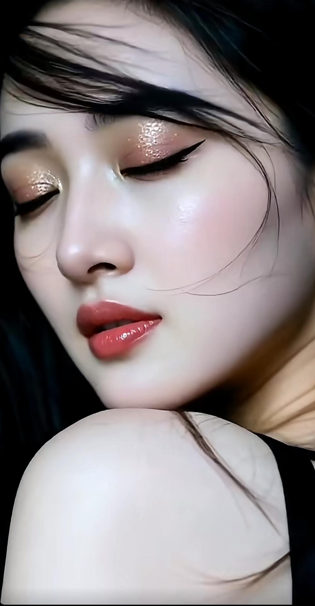 “闭眼沉思，唇红如火，光影交错，迷人心动”🔥💄🌙分享随手拍照片 沉思静谧氛