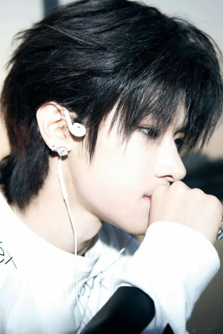 张峻豪官宣参加濮院高定周张峻豪官宣参加濮院高定周～期待20～23日顺顺的红毯造型