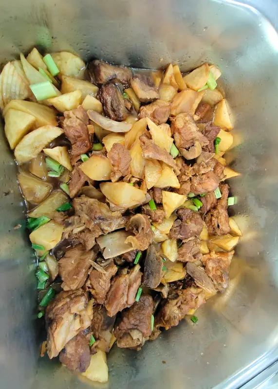 土豆烧排骨，选肋排先焯水再煸到微焦，加冰糖炒出糖色，放八角香叶焖40分钟，最后丢