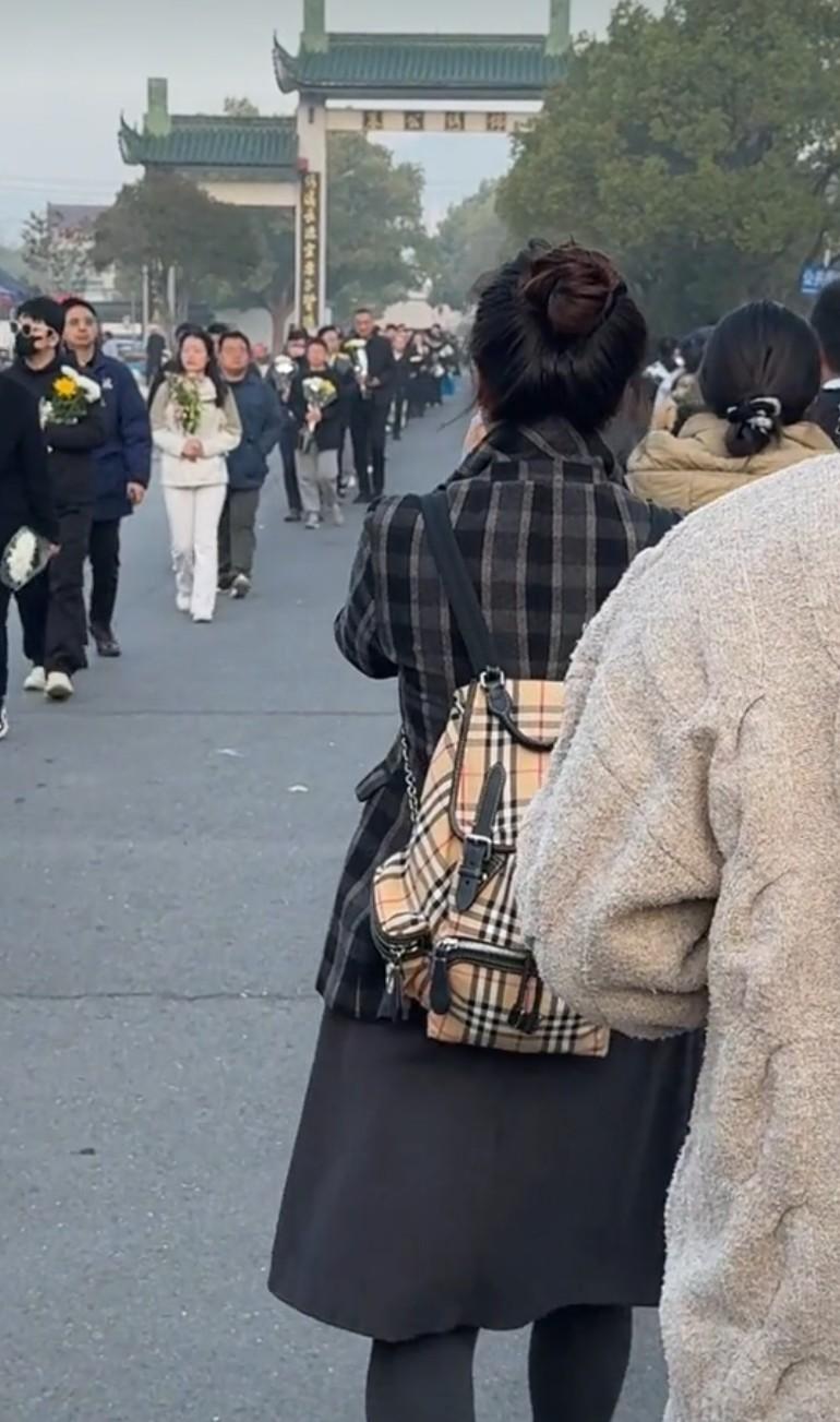 老张睡够了快起来直播了，这么多人过来看你了，有多少人想着你，张老师你缺依然的离开