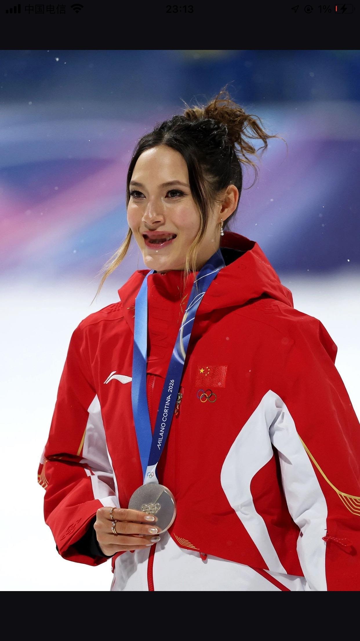 日本解说员发疯了，在刚刚结束的自由式滑雪女子U型池比赛中。她公然在直播中说不希望