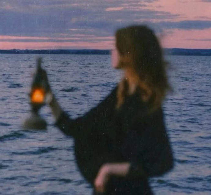 “   人这一辈子    最放不下的无非情和钱   为了钱起早贪黑 当牛做马  