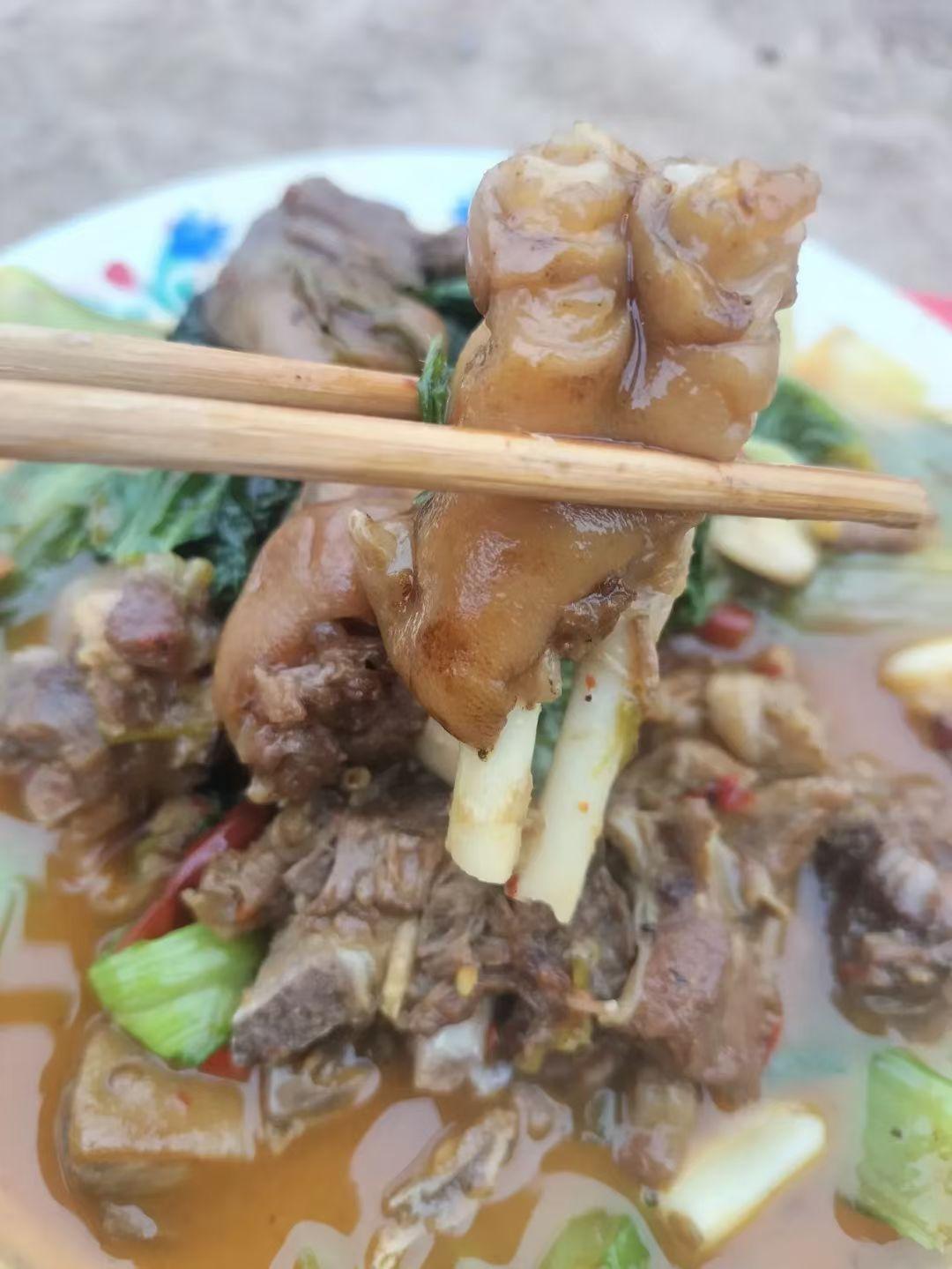 一个阿姨说狗肉很辣，她不敢吃，就端给我吃，我就加工了一下，添了一点菜进去，阿姨一