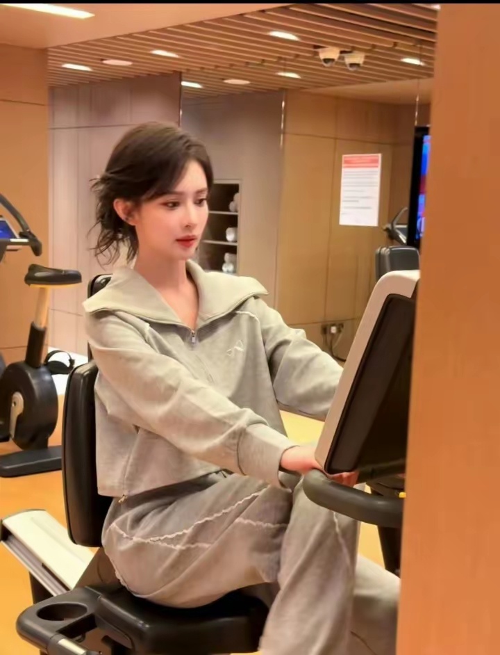 从前总被吐槽柔弱拧不开瓶盖，如今直角肩、手臂线条全练出来了，孟子义健身蜕变太惊喜