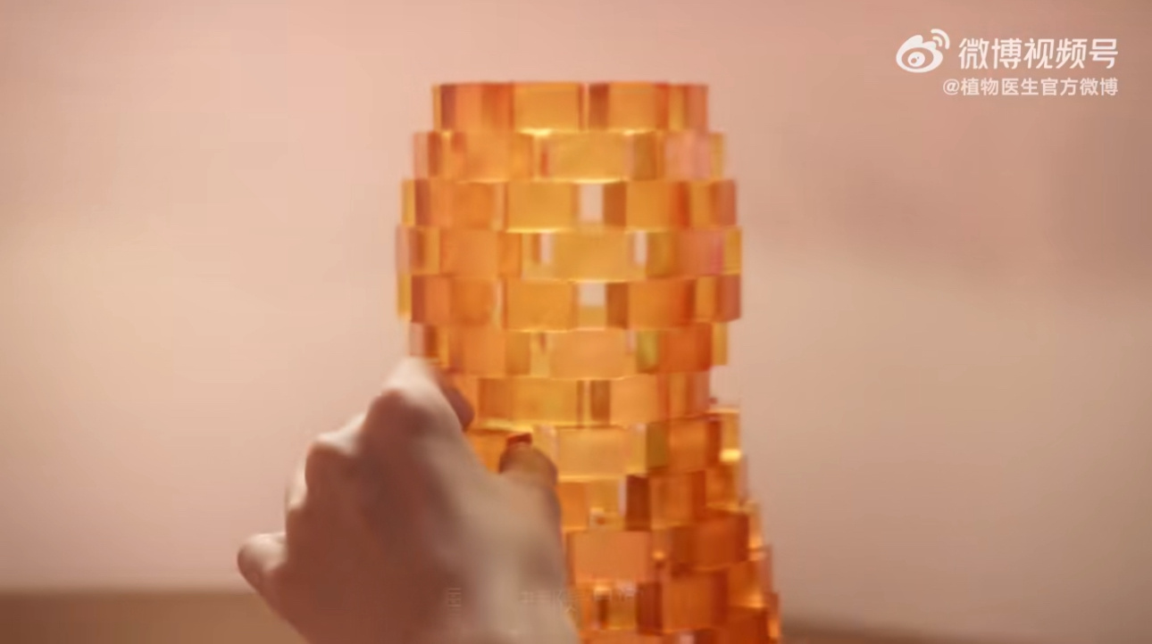 王俊凯这波稳了刚刷完王俊凯不莱梅新TVC，直接暂停在他抬眼笑的那帧，手指都舍不得