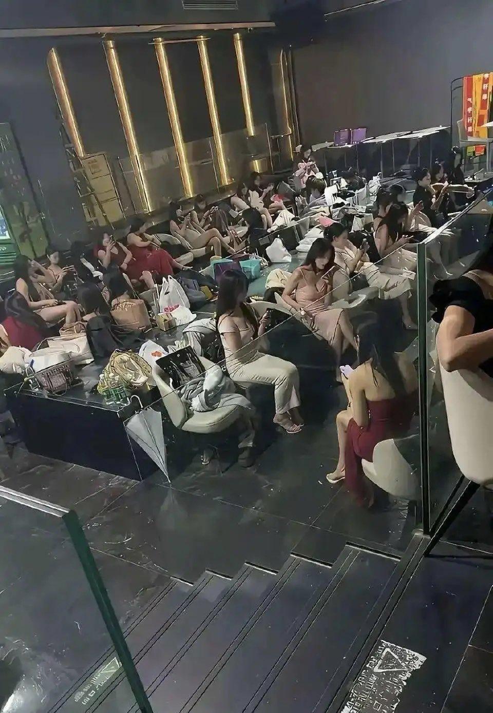 在夜场上班的女生，最后都嫁给那些人了呢？