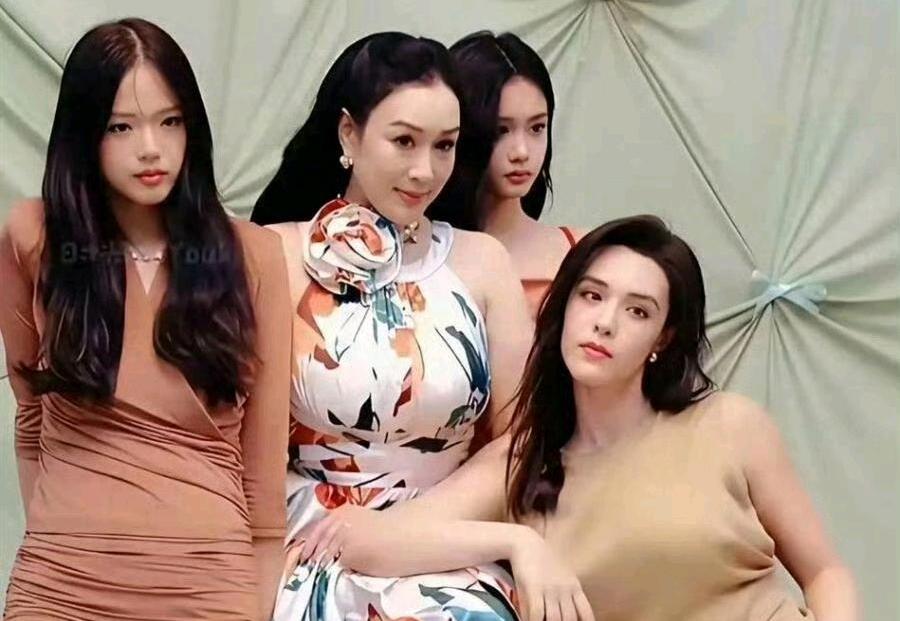 谁说嫁入豪门或重组家庭就难有真情？钟丽缇用她的三个女儿给出了最美的答案。

翻开