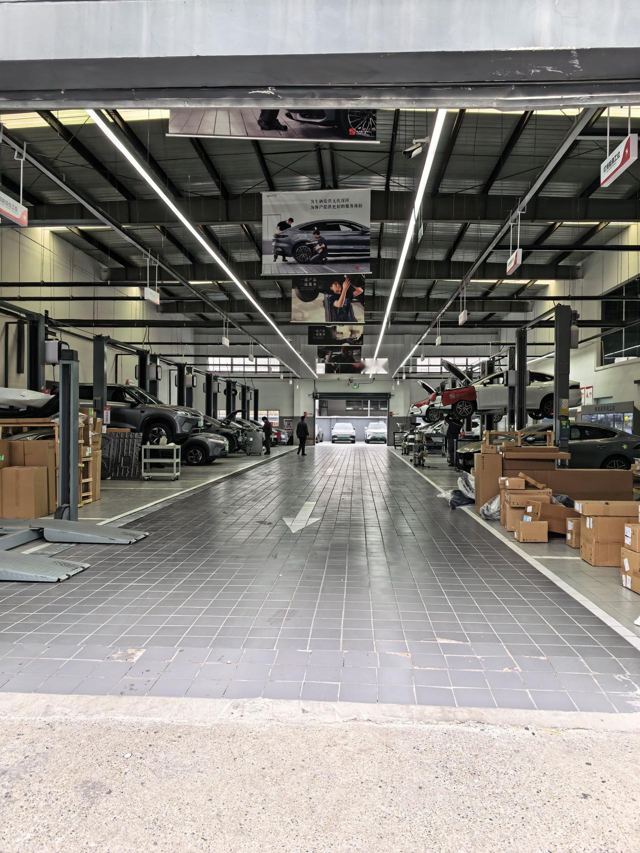 维修车间满了
随着新车销量的逐渐攀升，比亚迪售后越来越忙开始盈利了