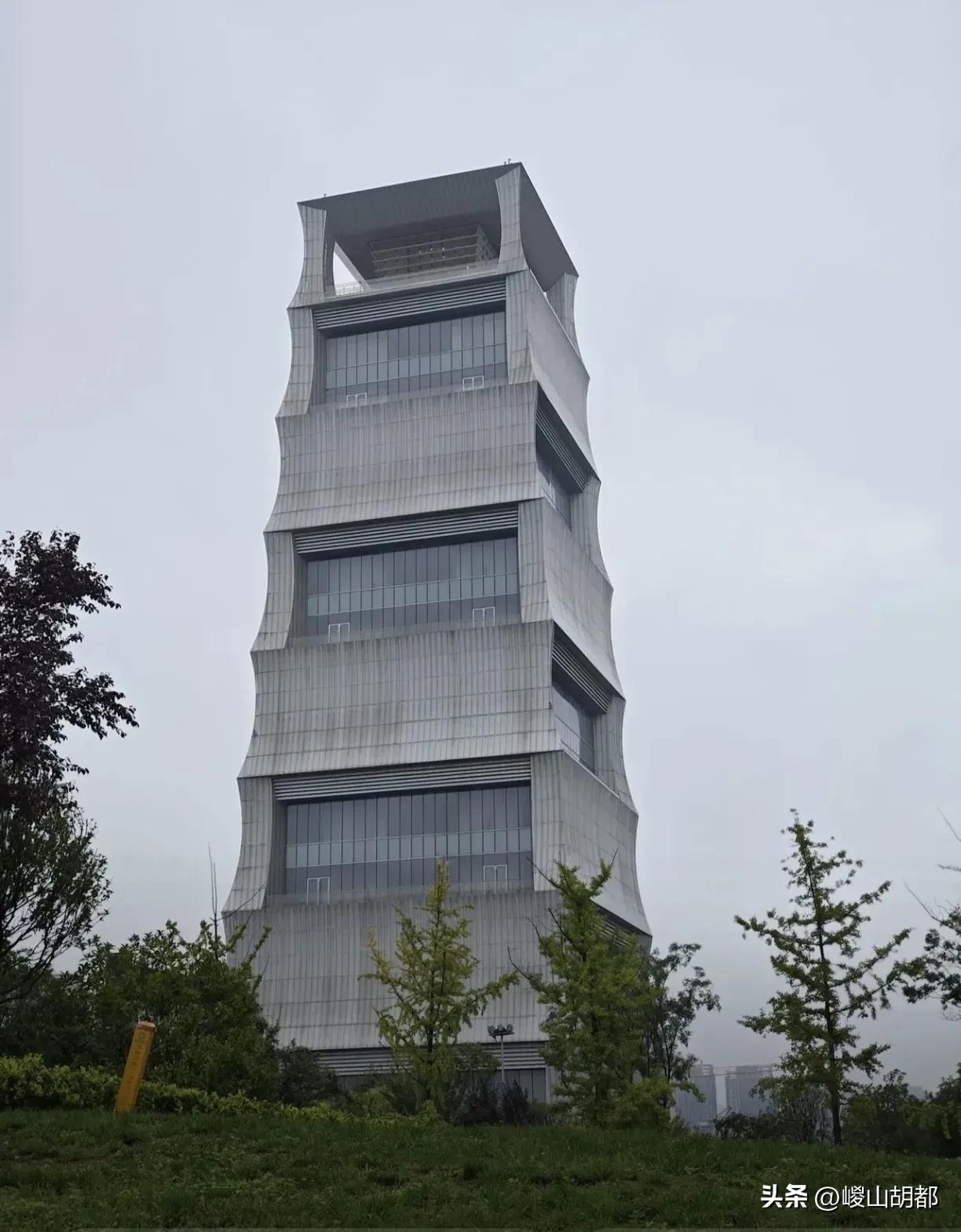 西安南北主轴上的标志性建筑：揽月阁！登上揽月阁向北望去，是大雁塔、未央宫，何南望