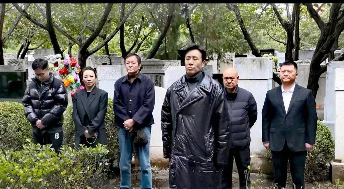 剧大结局那天，
于和伟没去庆功，
自己拎着白菊去福州文林山给吴石将军扫墓了。没助