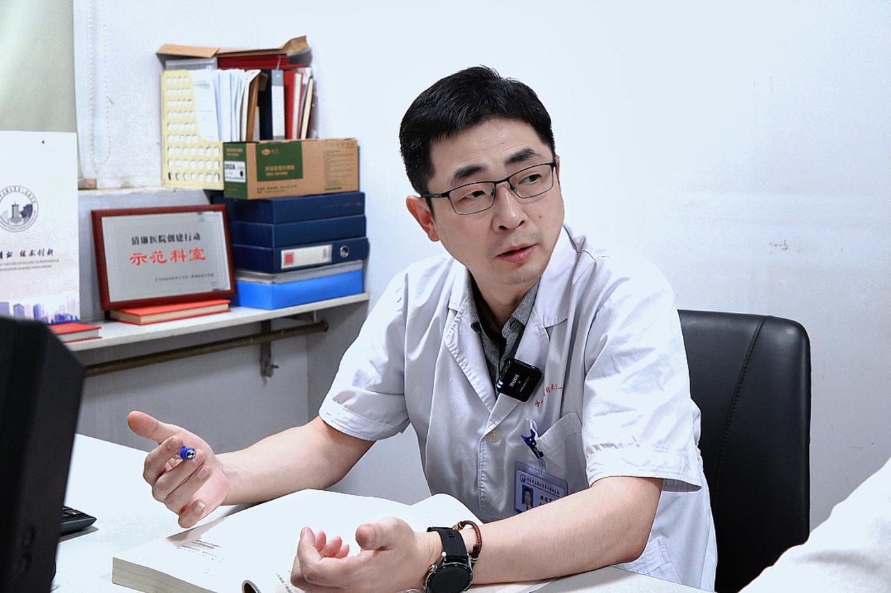 舌象分析大挑战——你发舌头我来分析！

本月舌诊挑战已经过去一半了，这段时间我也