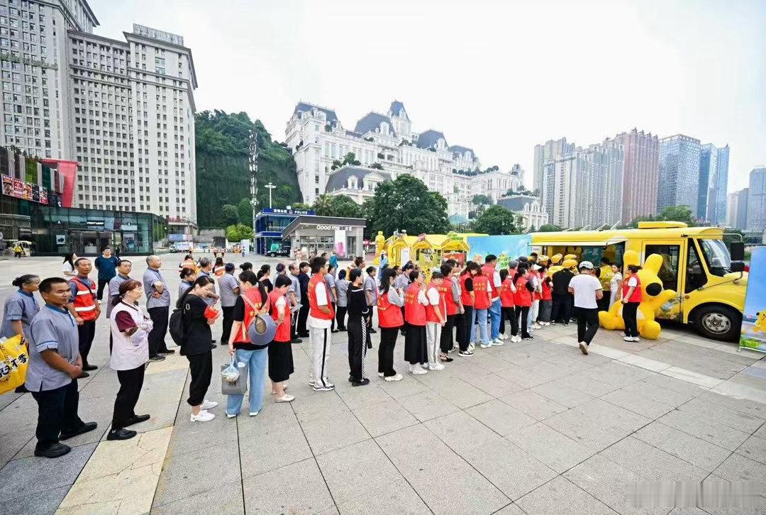 跟着外卖小哥吃遍贵阳地道小吃 跑外卖是生计，推荐美食是兴趣，肖艳春把这两件事合在