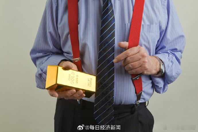 豪华表被送进熔炉炼金【金价较2024年均价仍近乎翻倍，豪华表成了炼金原料】尽管近
