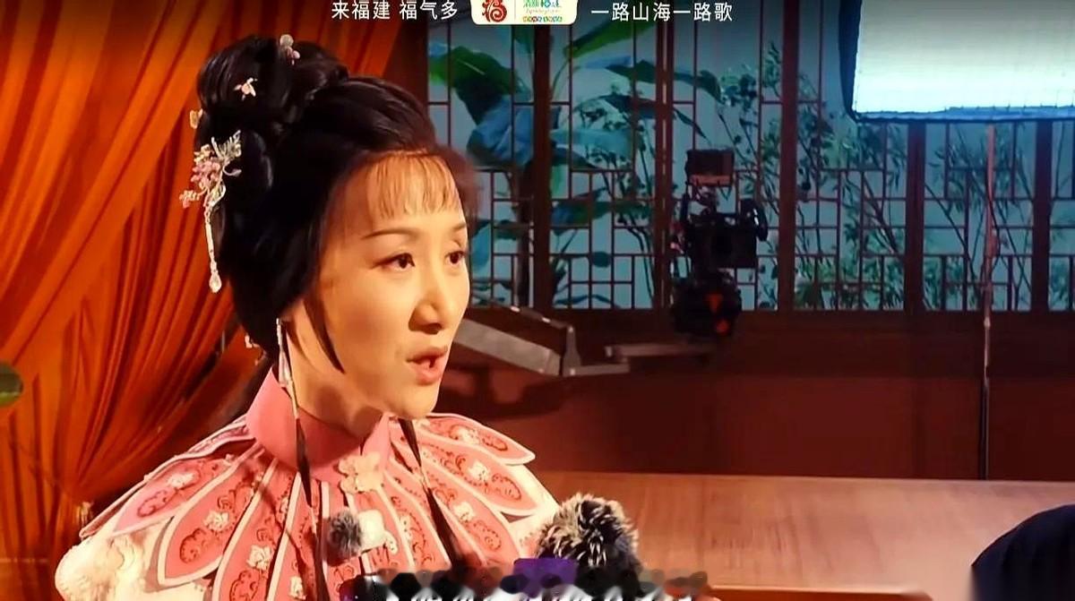 福建芳华越剧院的《红楼梦》电影版，戏迷们本来是冲着“宝玉”王君安去的。
公认的尹